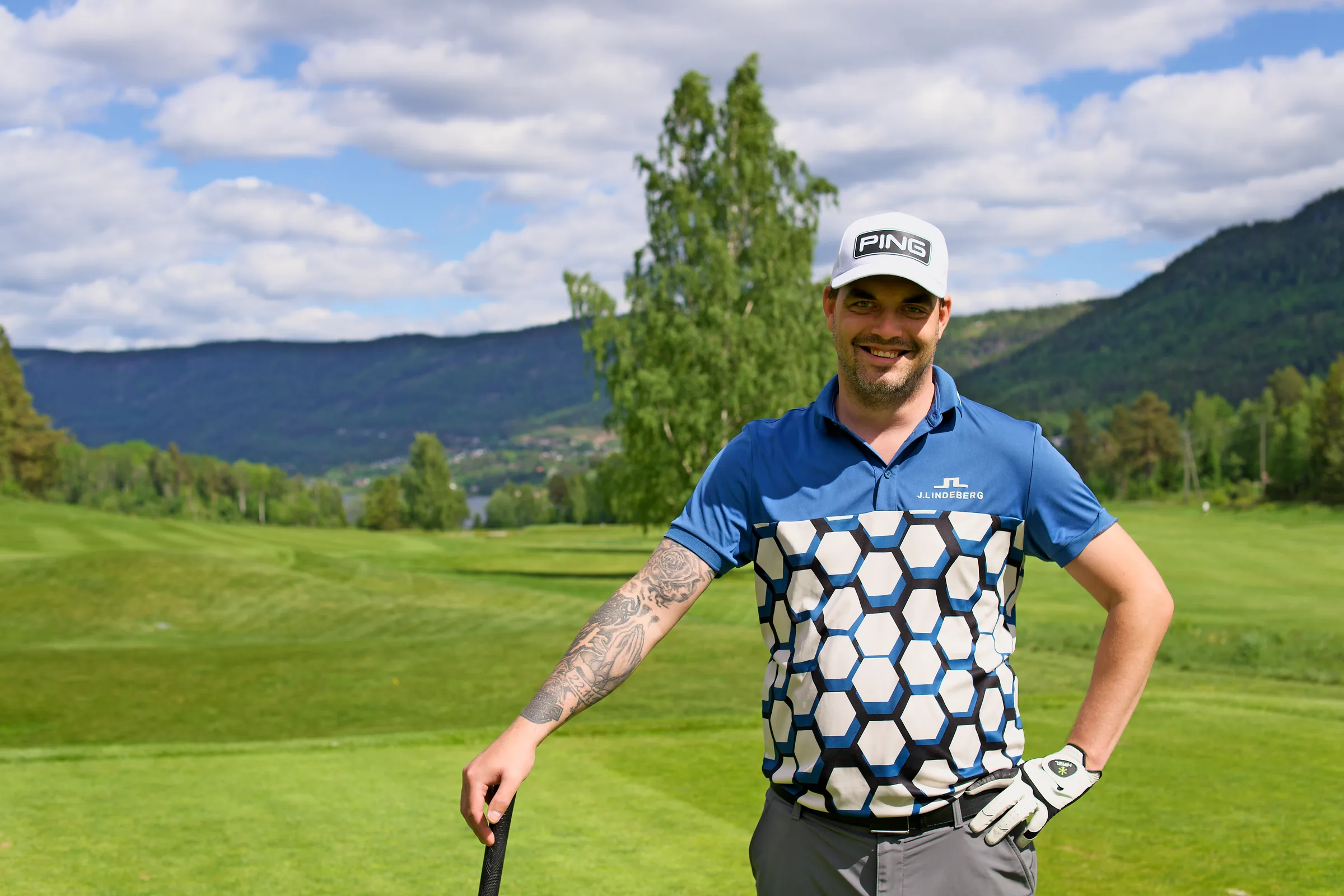 Sven Magne Hagen smiler på golfbanen