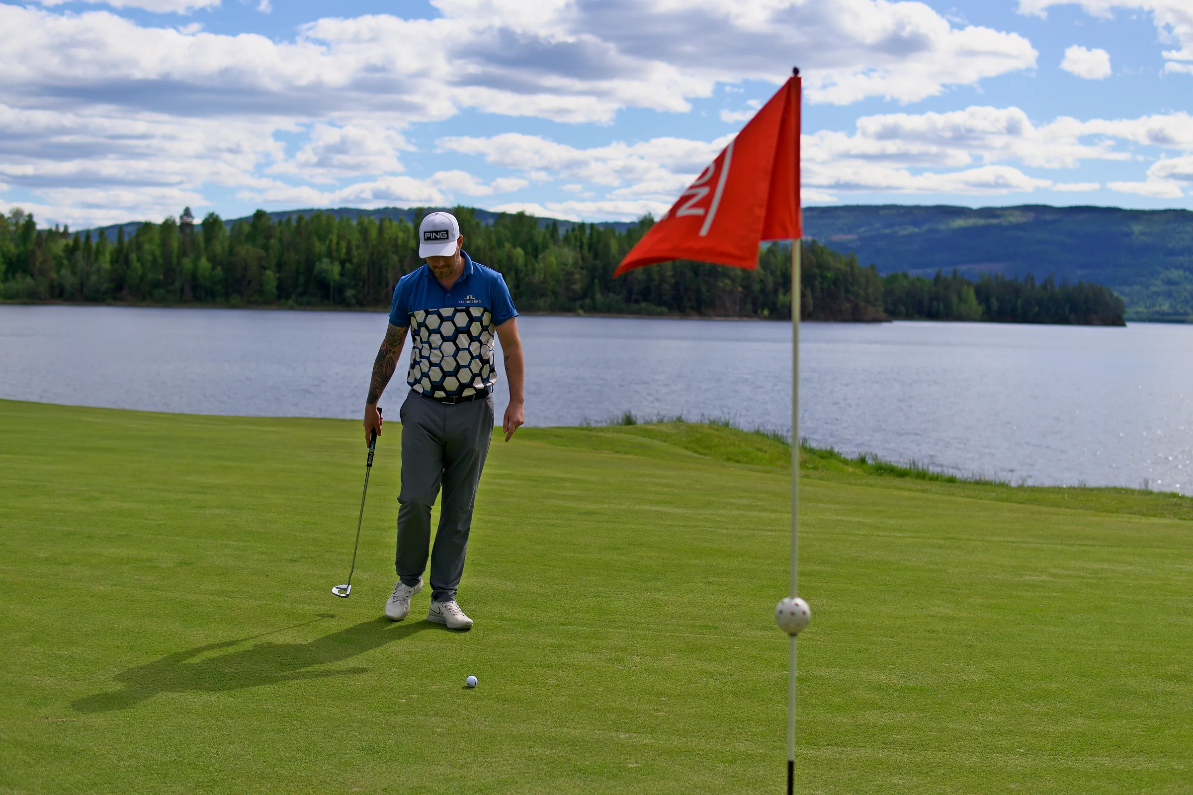 Sven Magne Hagen på greenen ved flagget