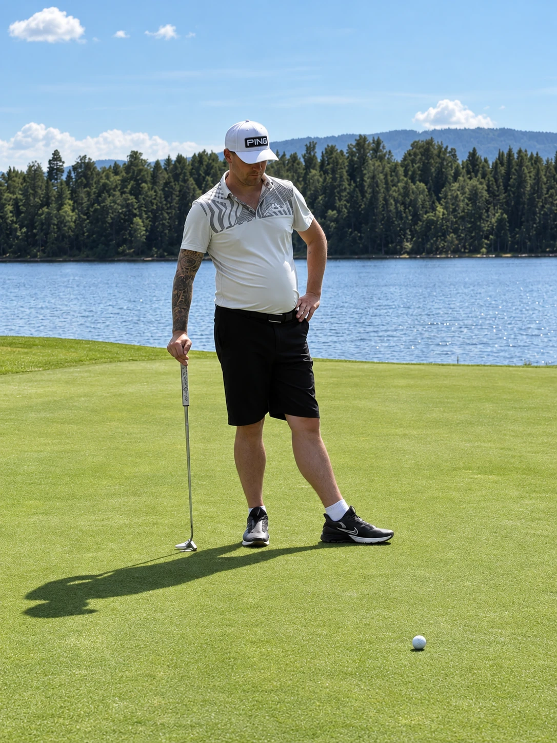Sven Magne Hagen med putter på greenen ved innsjøen