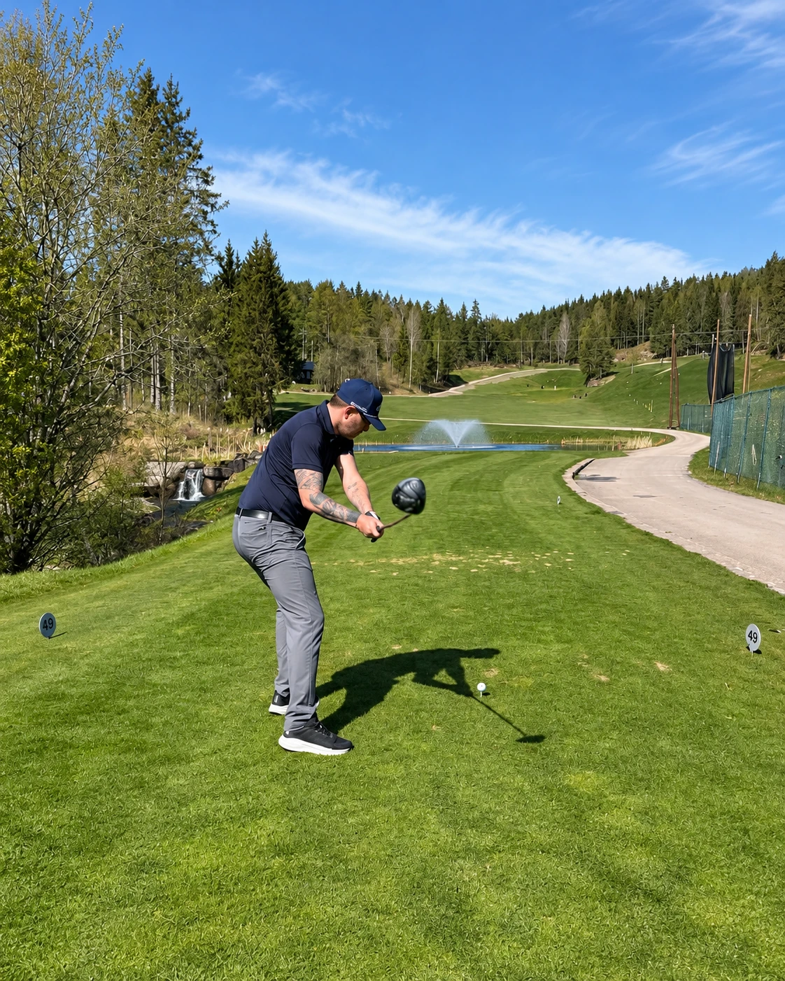Sven Magne Hagen slår med driver ved fontenen