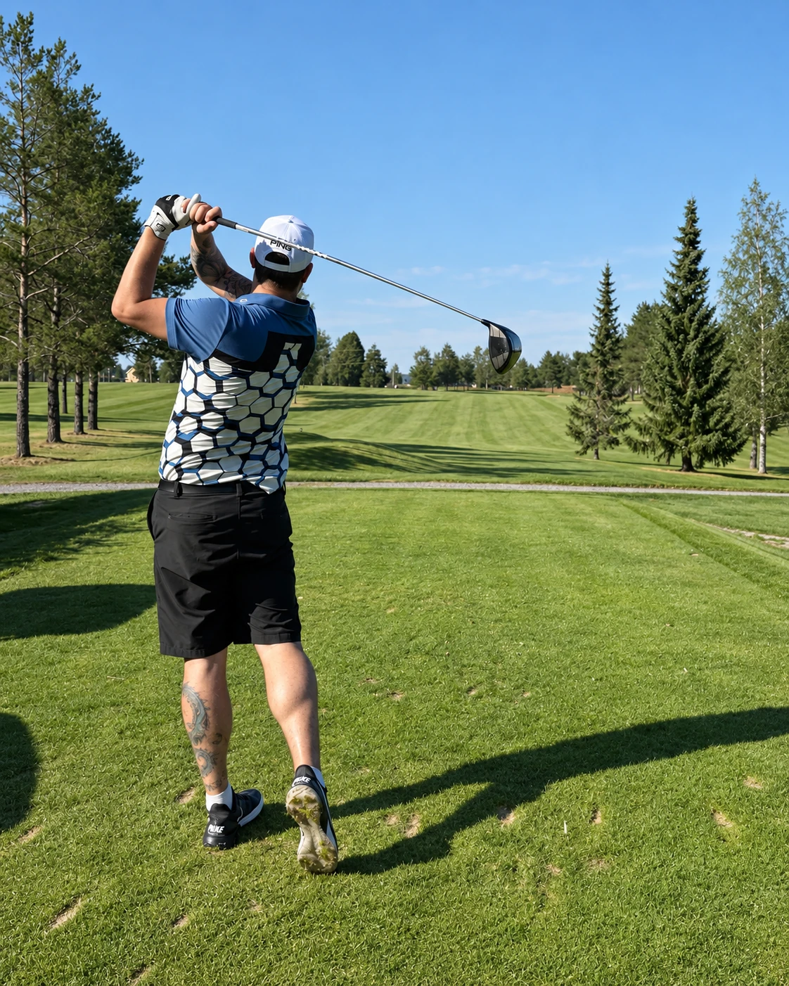 Sven Magne Hagen avslutter driversvingen på fairway